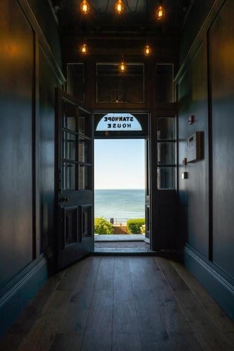 Stylish Beachfront Apartment, Sweeping Ocean Views And Luxury Touches 荷尼湾 外观 照片
