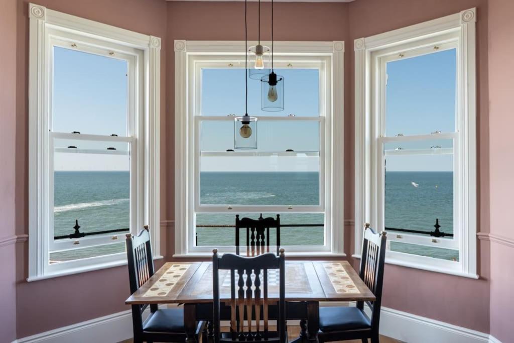 Stylish Beachfront Apartment, Sweeping Ocean Views And Luxury Touches 荷尼湾 外观 照片
