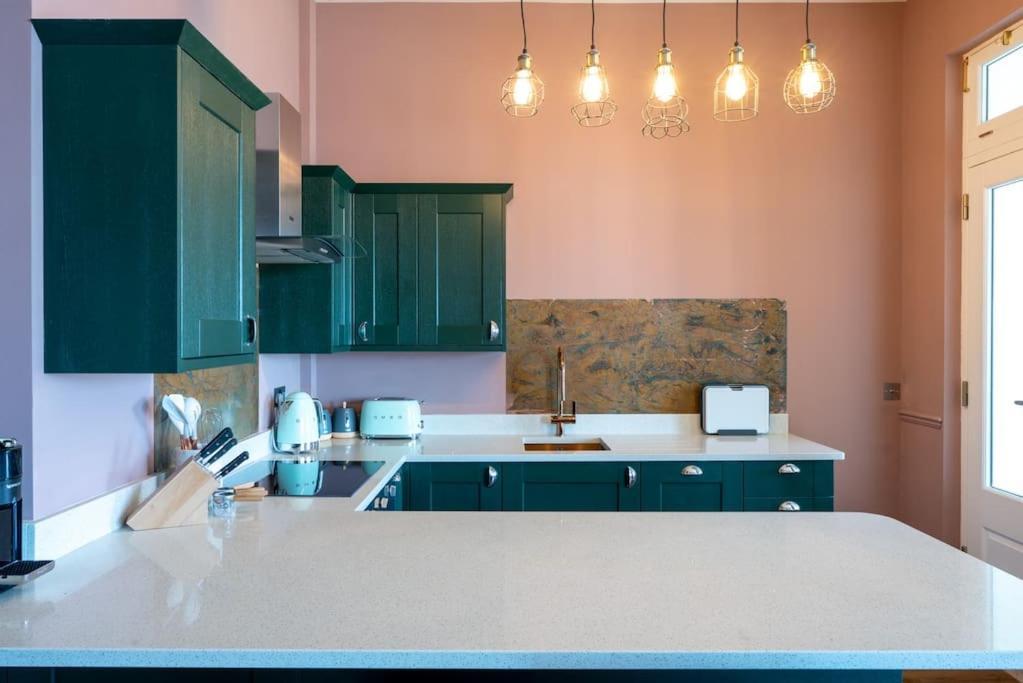Stylish Beachfront Apartment, Sweeping Ocean Views And Luxury Touches 荷尼湾 外观 照片